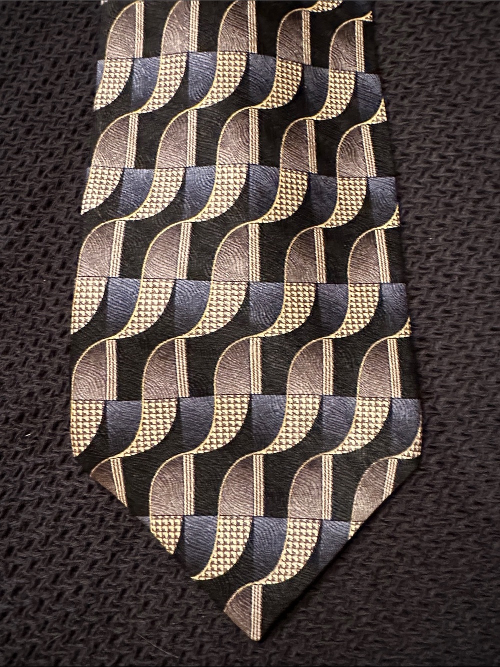Geometric Pattern Silk Tie in Black and Gold-Tone